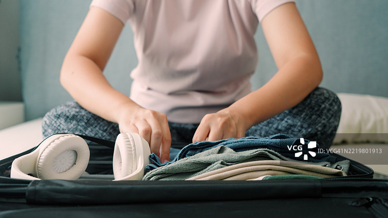 亚洲女性正在为旅行整理行李图片素材