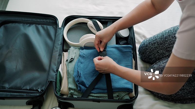 亚洲女性正在为旅行整理行李图片素材