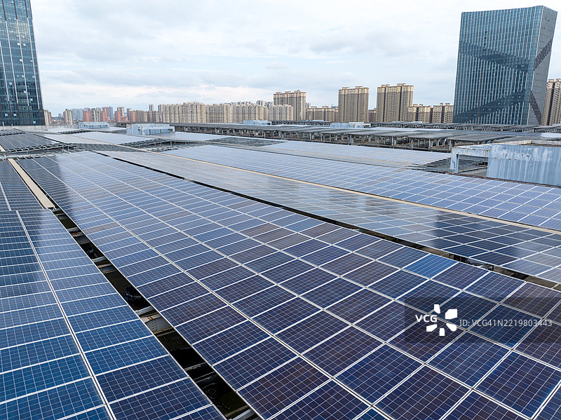 屋顶上成组的光伏太阳能电池板图片素材