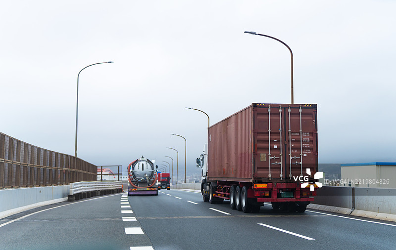 日本高架公路上的货车图片素材