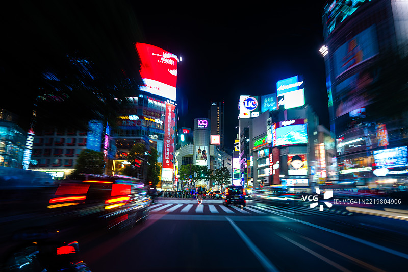 夜晚的涩谷十字路口，带有运动模糊效果图片素材