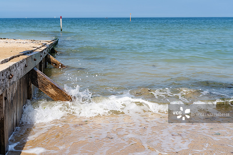 木栈道上的木梁上覆盖着苍蝇图片素材