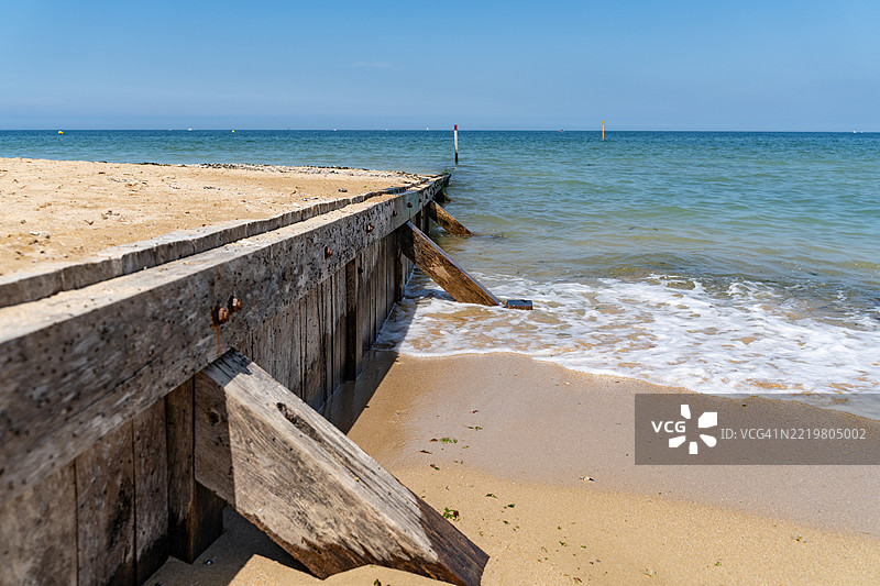木栈道上的木梁上覆盖着苍蝇图片素材