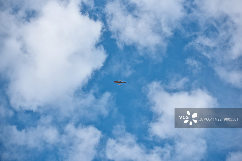 希腊加拿大CL-415消防飞机在晴朗的蓝天飞行 - 2022年7月图片素材