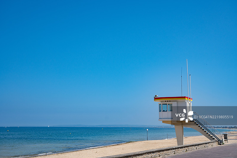 诺曼底海滩的救生员站图片素材