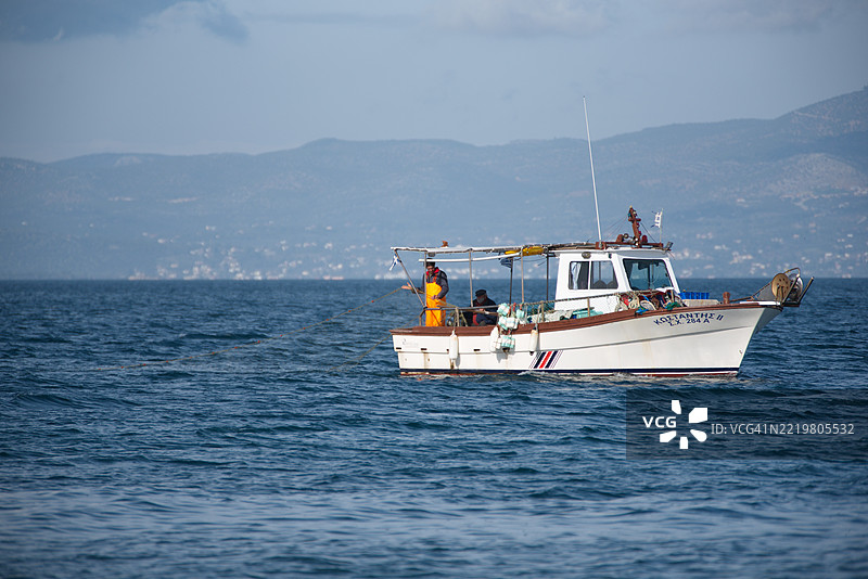 希腊渔民在伊沃伊亚湾的传统渔船上工作 - 2022年7月图片素材