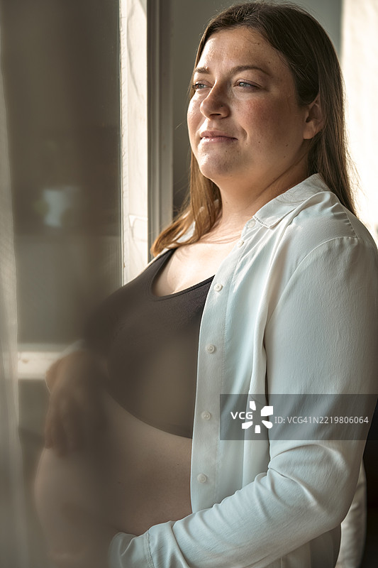 一位简单而自豪的准妈妈图片素材