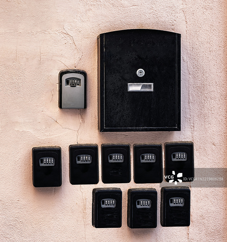 一排度假出租公寓的外立面，街道上摆满了钥匙箱。图片素材