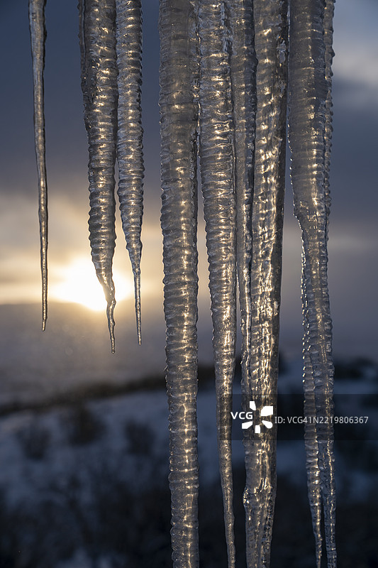 在犹他州帕克城日落时分俯瞰山脉的悬挂冰柱图片素材
