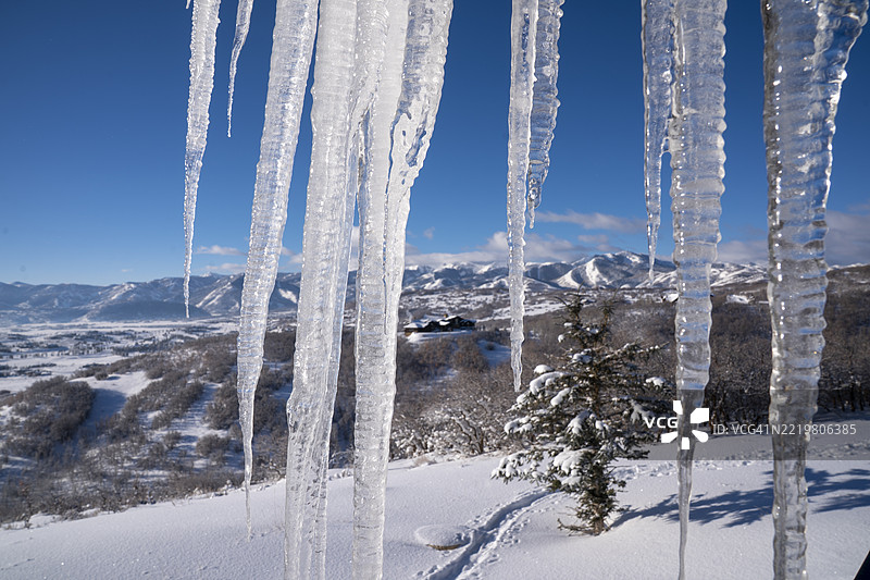 悬挂的冰柱俯瞰犹他州公园城的山脉和雪道图片素材