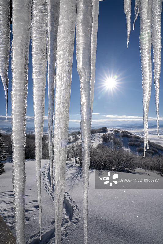 悬挂的冰柱俯瞰犹他州公园城的山脉和雪道图片素材