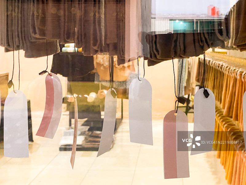 零售店玻璃展示柜内悬挂的标签图片素材