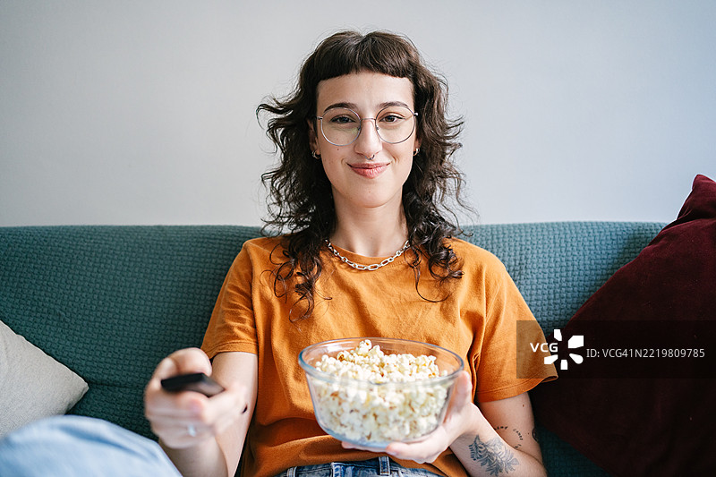 年轻女性从个人视角观看电视图片素材