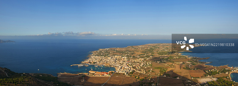 西西里岛，法维尼亚岛，从圣凯瑟琳堡垒俯瞰小镇的景色图片素材