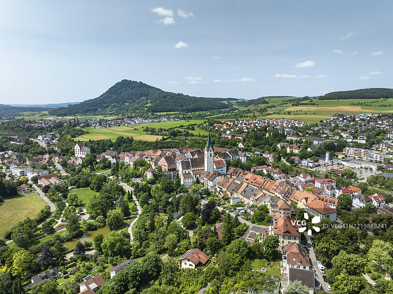 德国巴登-符腾堡州康斯坦茨县的赫高地区恩根市的鸟瞰图，远处是赫高火山霍亨赫温。图片素材