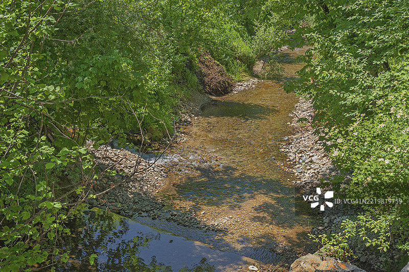 自然溪流，位于德国巴伐利亚州施瓦本地区的乌特库尔纳赫的库尔纳赫河图片素材