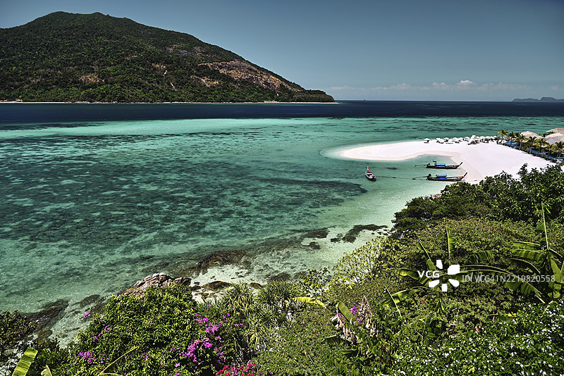 海洋，碧蓝清澈的水域，珊瑚礁，沙滩，白色沙子，长尾船，泰国，丽贝岛，亚洲图片素材