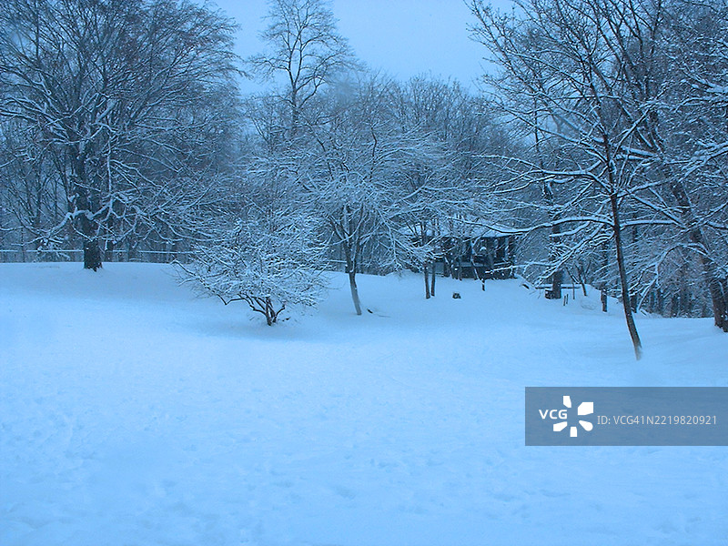曼哈顿福特赖昂公园的冬季雪景与凉亭图片素材