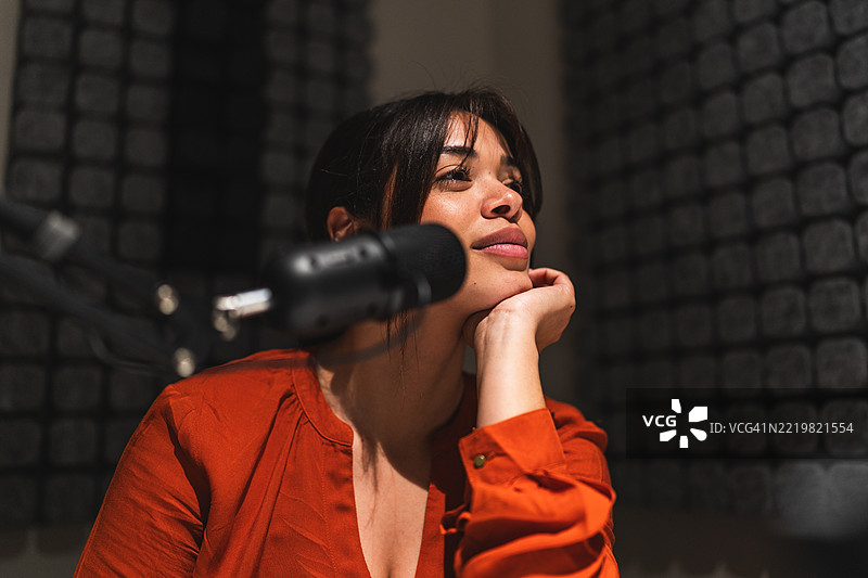 年轻女性在专业录音室录制播客图片素材