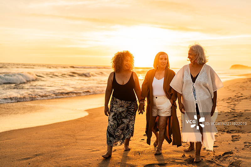 老年女性朋友在海滩上散步图片素材