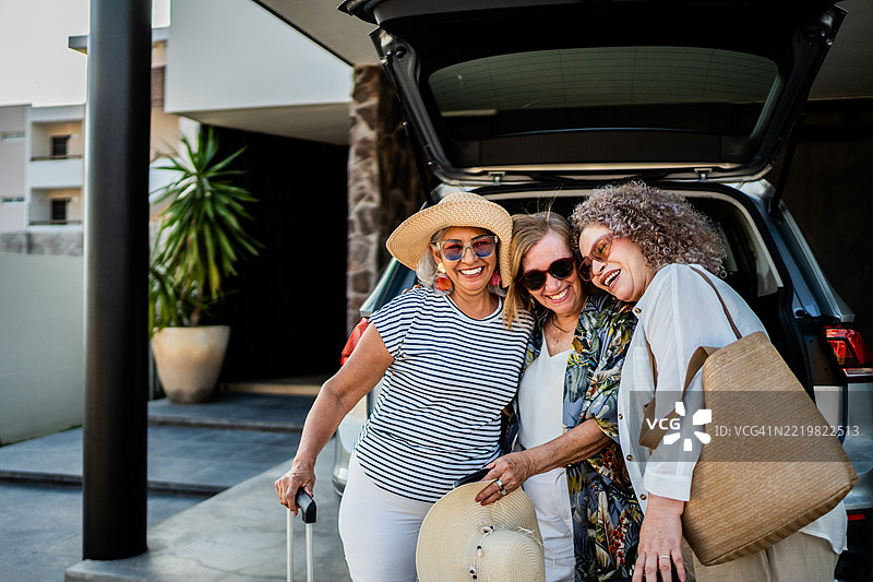 老年女性到达房子并在院子里交谈图片素材