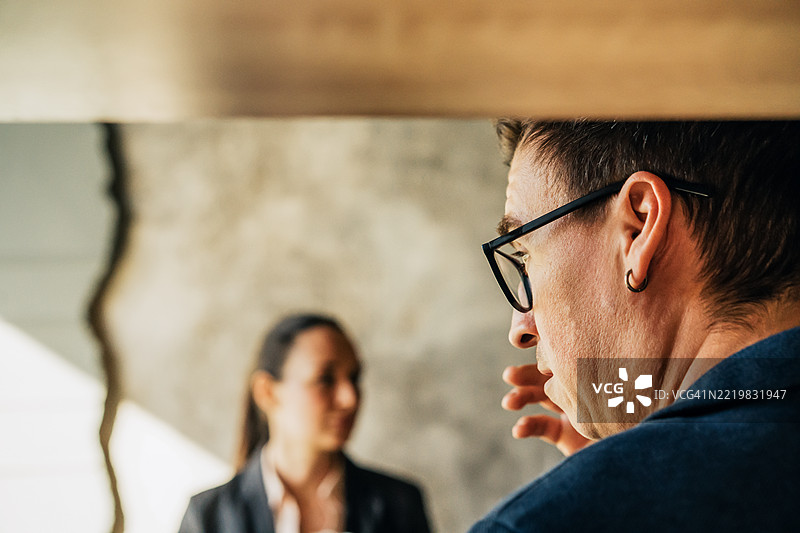 现代办公室环境中多元化专业人士的专注讨论图片素材