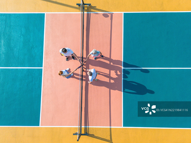 拍打皮克球拍的无人机镜头图片素材