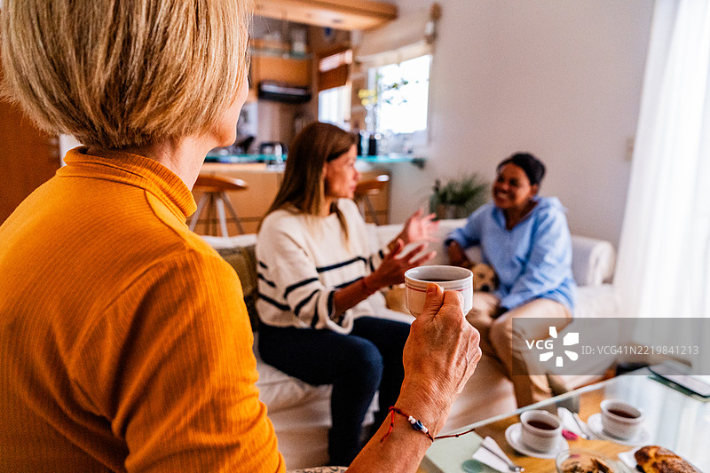 朋友们在家中享用下午茶时聊天图片素材