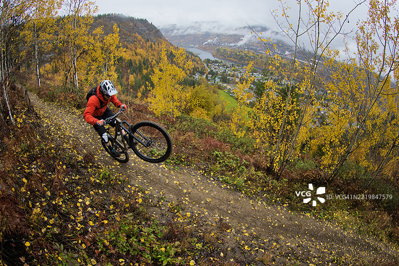 雨天山地自行车单轮行驶图片素材