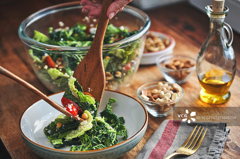 健康餐的超级食品沙拉，包含羽衣甘蓝、藜麦、豆腐、西红柿、坚果和鹰嘴豆图片素材