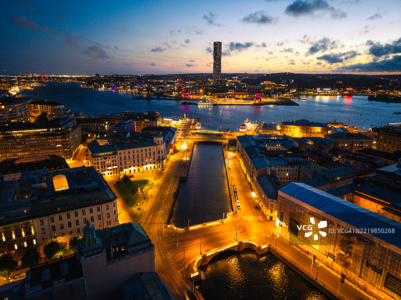 哥德堡天际线在黄昏时分的灯光照耀下，航拍而成图片素材