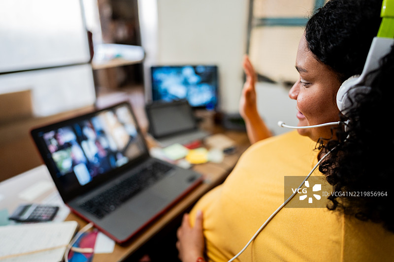 年轻的孕妇在办公室进行视频通话图片素材