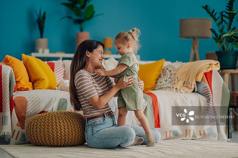 母女在家中分享温馨时刻图片素材