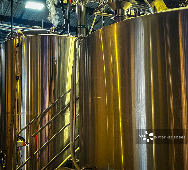 在发酵罐中酿造啤酒图片素材