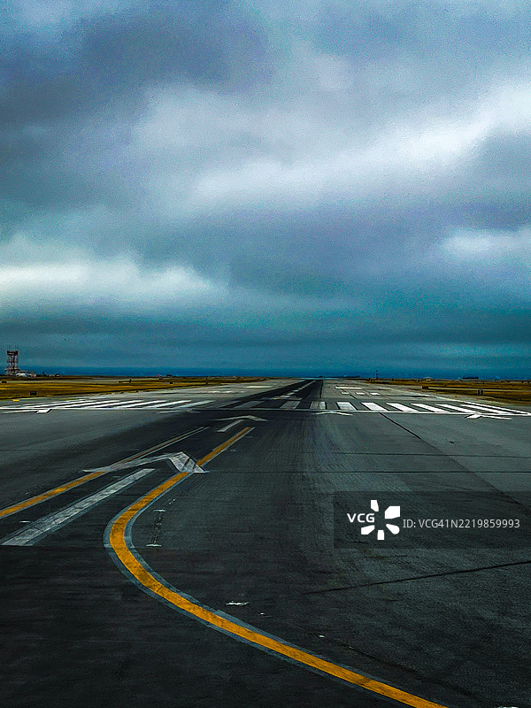 暴风雨中的机场跑道图片素材
