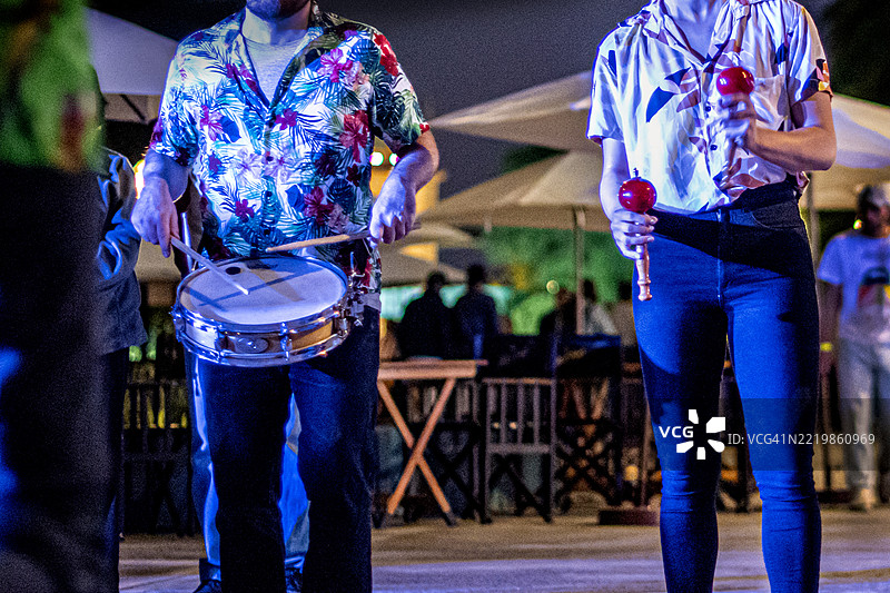 人们在演奏打击乐器。巴图卡达。图片素材