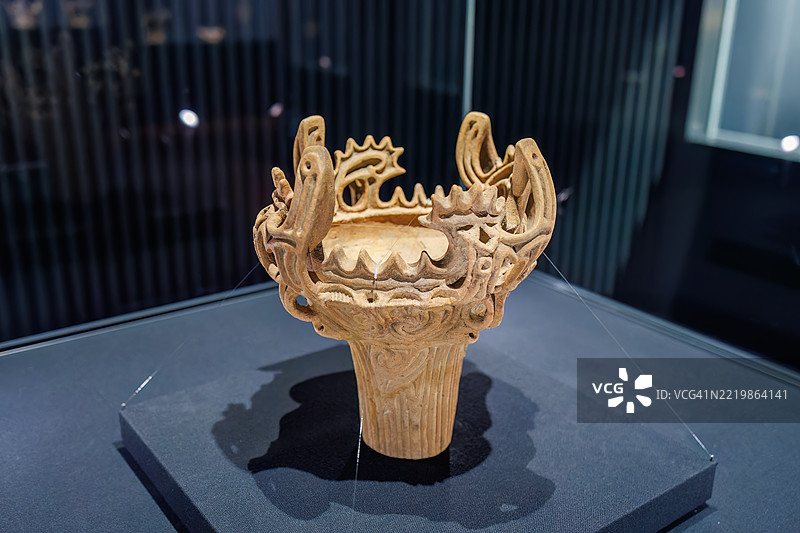 它基于约5000年前的绳文时代的火焰陶器，是一件国宝。图片素材