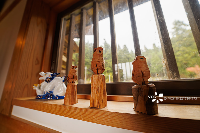 猫头鹰雕塑。猫头鹰在日语中是“FUKUROU”,其中“FUKU”意为幸运,“ROU”意为到来。由于其“幸运来到你”的双关含义,它被视为一种吉祥物。图片素材