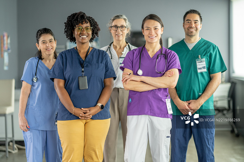 现代医疗机构中微笑的专业医疗团队图片素材