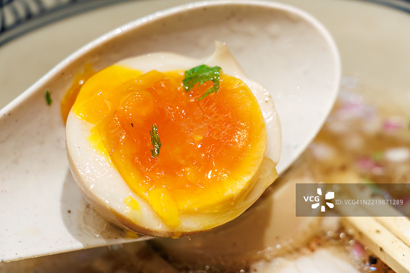 清淡口味的鲷鱼拉面（用鲷鱼高汤制作的日本拉面），上面还放有一个半熟蛋和生啤酒。图片素材