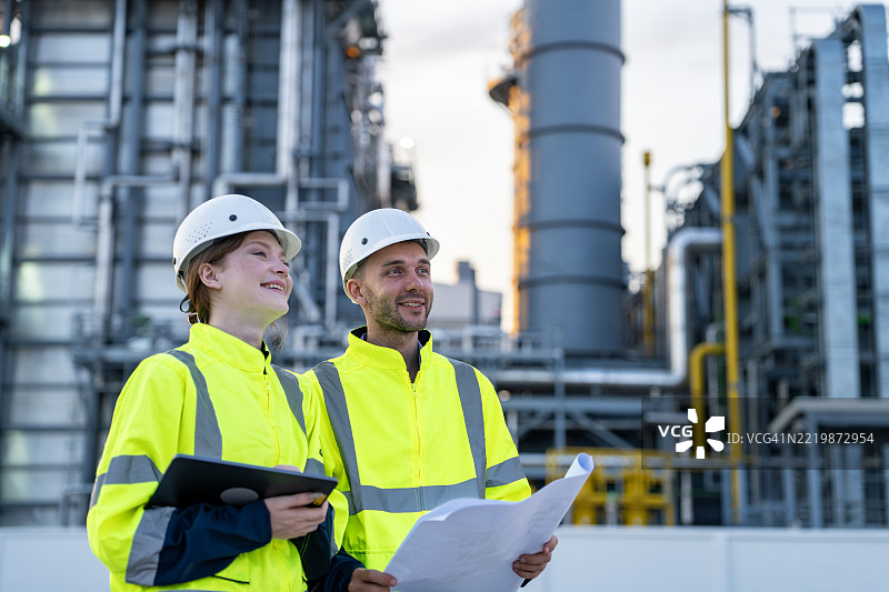 工程师在发电厂检查蓝图图片素材