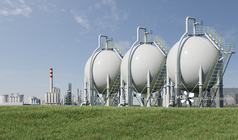 蓝天下草地上的燃料储存罐图片素材