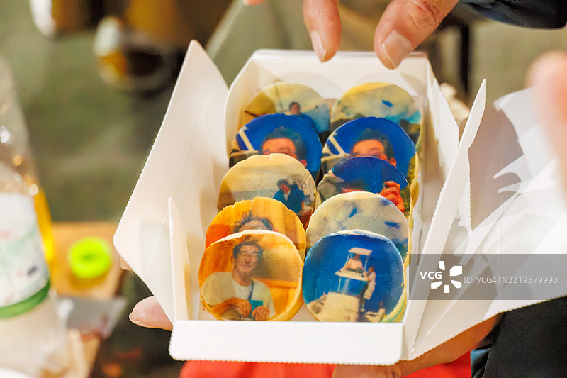 一个印有生日礼物脸部图案的饅頭（甜包）。他们在港口的客栈举行烧烤派对。图片素材