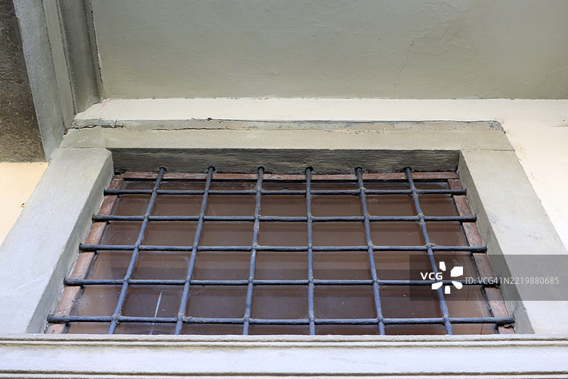 混凝土外墙上的方形窗户，带有铁栏杆图片素材