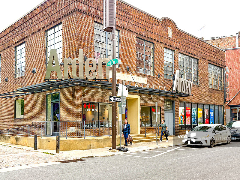 人们在费城阿登剧院公司附近散步图片素材