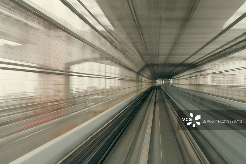 东京的火车隧道单轨列车图片素材