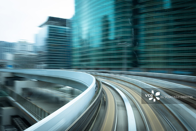 东京高架轨道上的单轨列车之旅图片素材