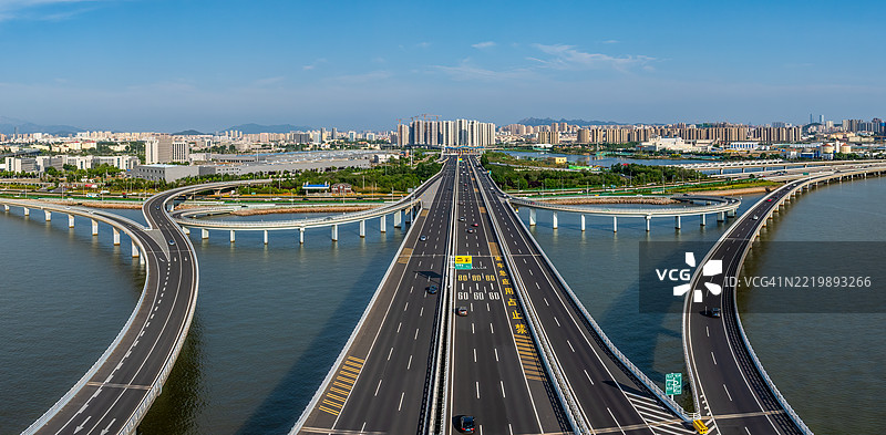 中国山东省青岛胶州湾大桥的无人机俯瞰视角图片素材