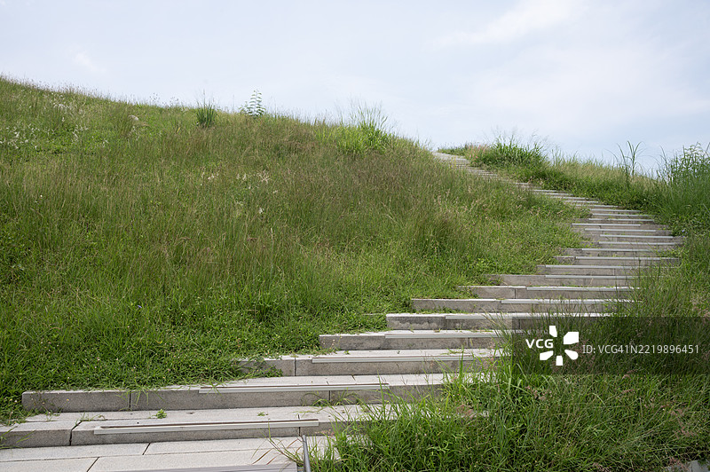 一座有长长楼梯的草坡图片素材