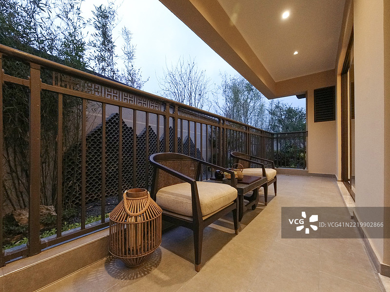 现代阳台上的温馨夜晚图片素材